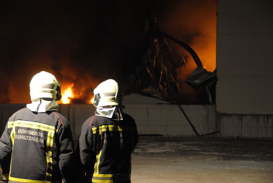 Un incendio destruye una empresa de Esquíroz en Navarra