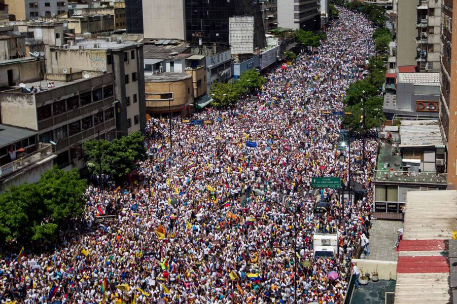 Tres personas mueren por disparos durante la protesta contra Maduro en Caracas