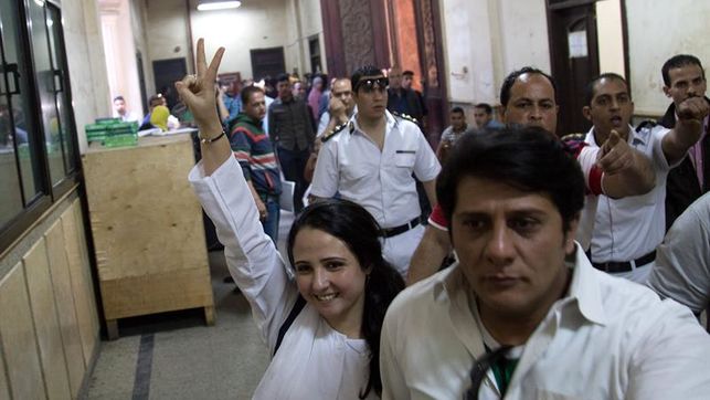Un tribunal egipcio absuelve a una activista de EEUU detenida hace tres años
