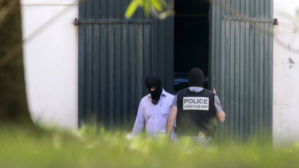 ETA señala doce zulos de armas a las autoridades francesas