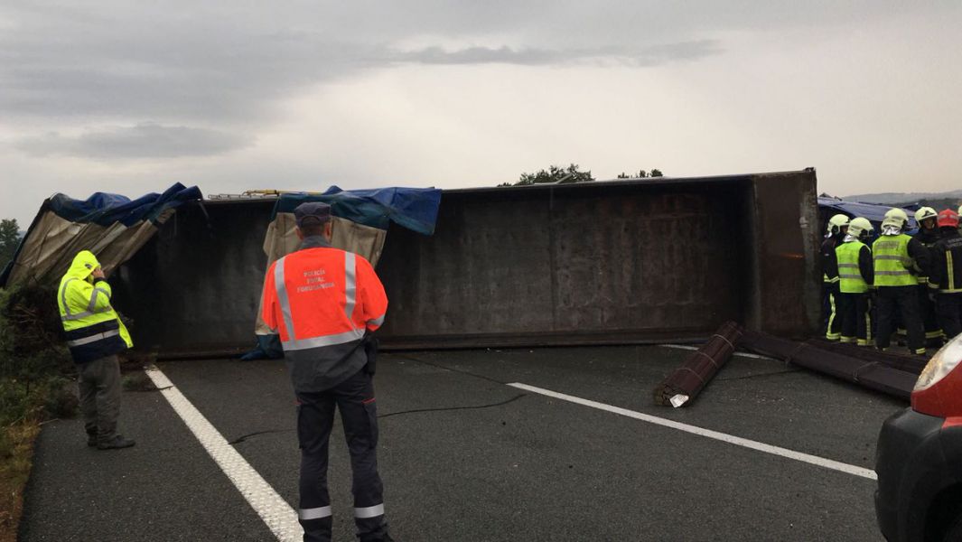 Corte en la AP-15 a la altura de Olóriz por el vuelco de un camión
