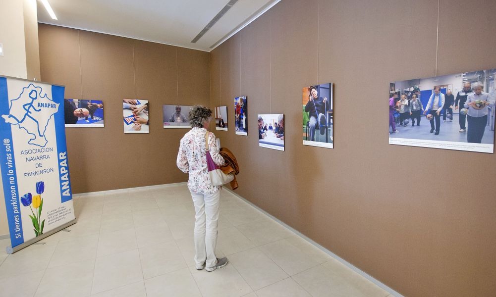 El CHN acoge una exposición que refleja la actividad la Asociación Navarra de Parkinson en 25 imágenes