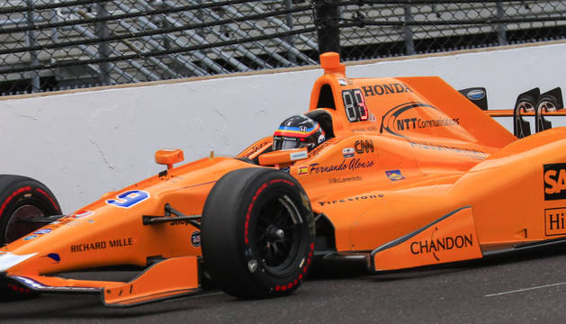 Alonso rompe el motor y Takuma Sato lo venga en una caótica Indy 500