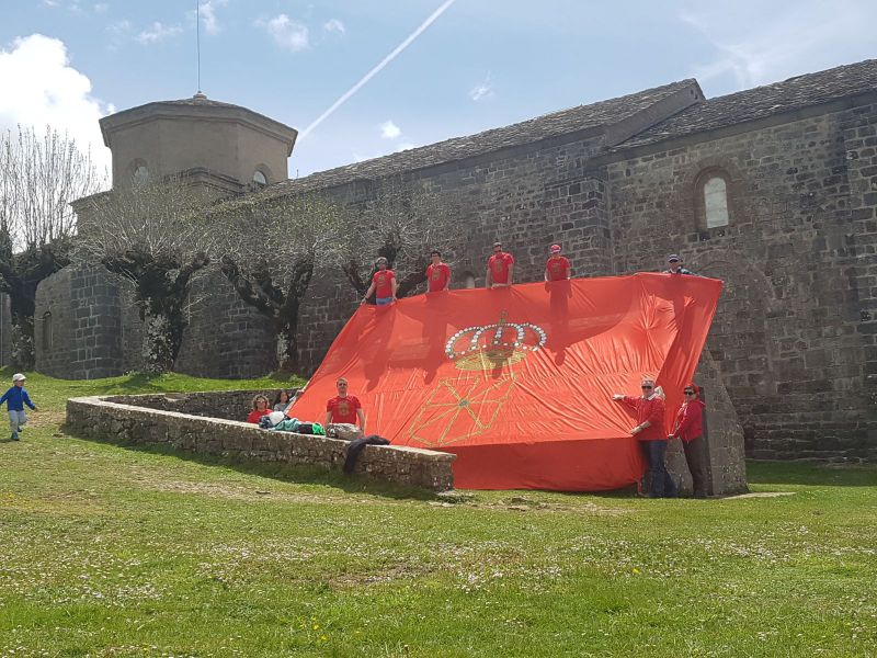 Despliegan una gran bandera de Navarra en San Miguel de Aralar