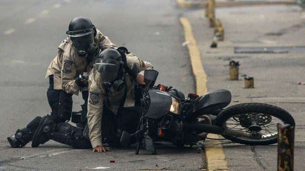Muere otro policía por violencia durante una protesta en el centro de Venezuela