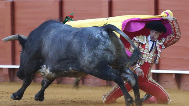 Pepe Moral corta las dos últimas orejas de la feria a una manejable 