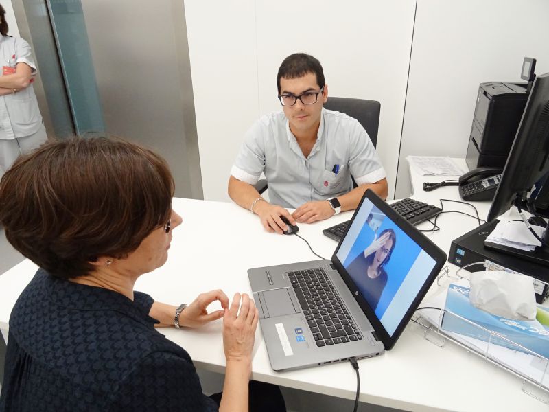 El CHN mejora la atención a personas con sordera con un sistema de videointerpretación de lengua de signos