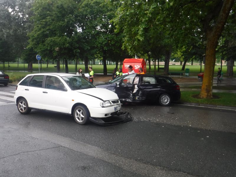 Un aparatoso accidente en la Vuelta del Castillo deja una herida leve