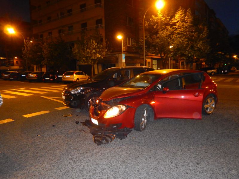 Detenido un hombre de 47 años ebrio tras una colisión frontoangular en Pamplona