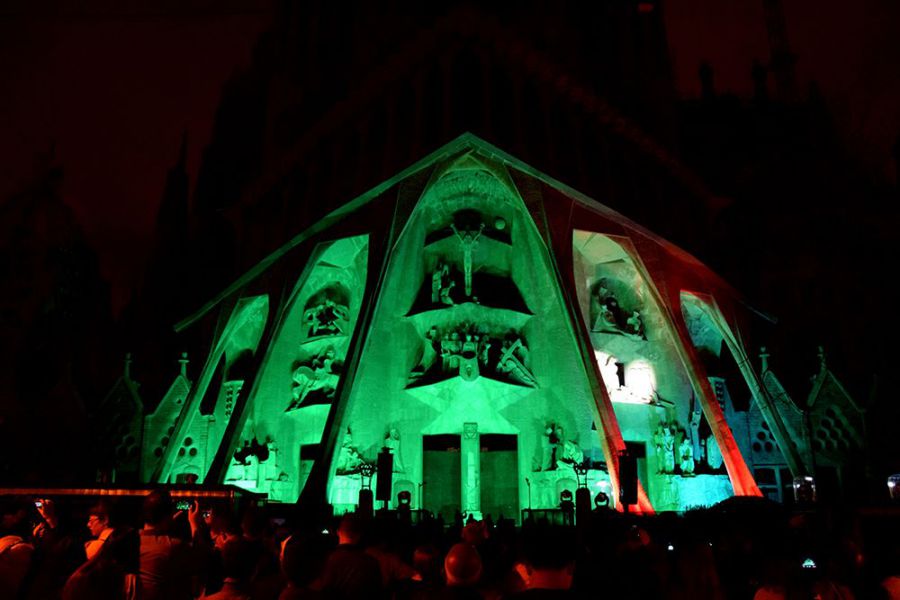 Albadalejo ilumina la pasión en la fachada de la Sagrada Familia