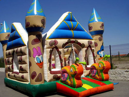 Varios niños heridos al volcar un castillo hinchable en Madrid