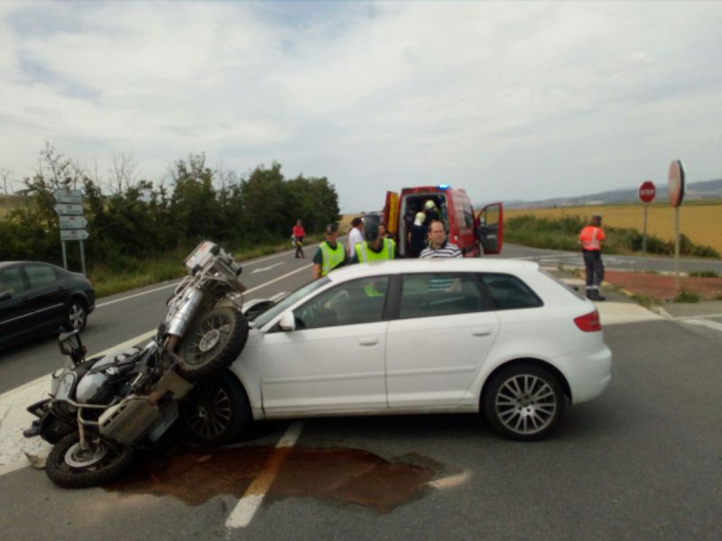 Herido un motorista tras una colisión con un coche en el cruce de Pitillas
