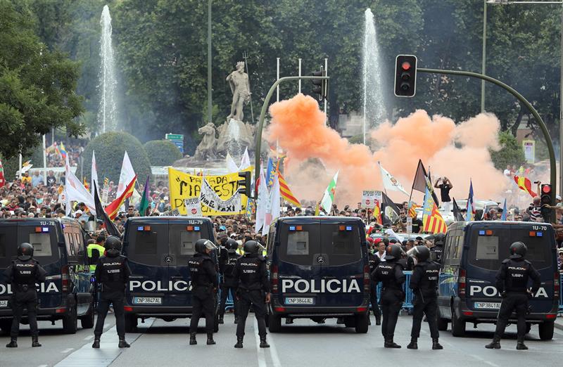 Miles de taxistas se manifiestan en Madrid y Barcelona en una jornada de huelga contra Uber y Cabify