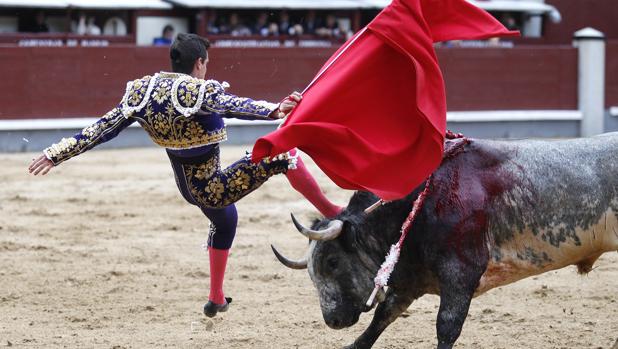 Ovación para Jiménez y percance de Galván en un agrio inicio de San Isidro