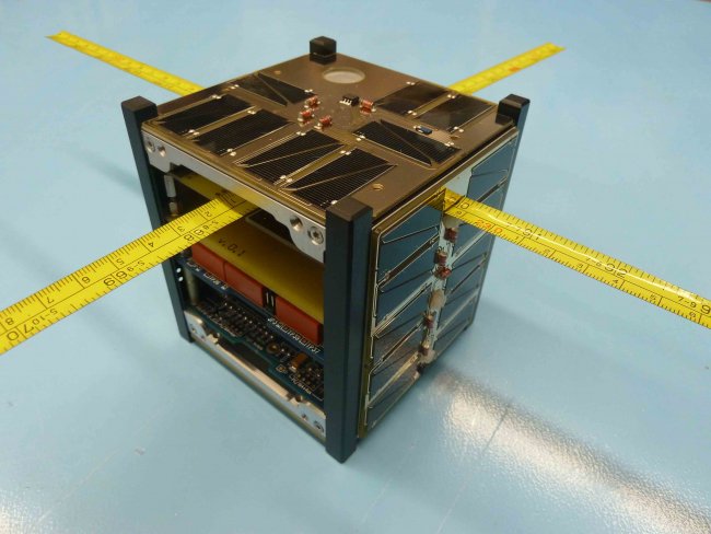 Un equipo de jóvenes madrileños crean un satélite en una lata de refresco