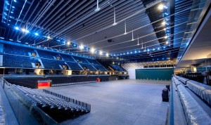 Interior del Pabellón Arena iluminado.