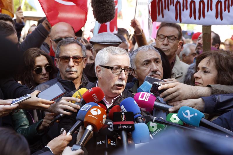 Los sindicatos urgen medidas para acabar con «una corrupción pornográfica»