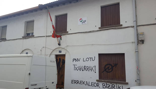 El Parlamento muestra su rechazo por las pintadas en la sede del PNV de Alsasua