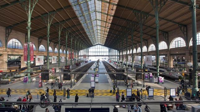 La policía de París evacúa la principal estación de trenes en busca de sospechosos