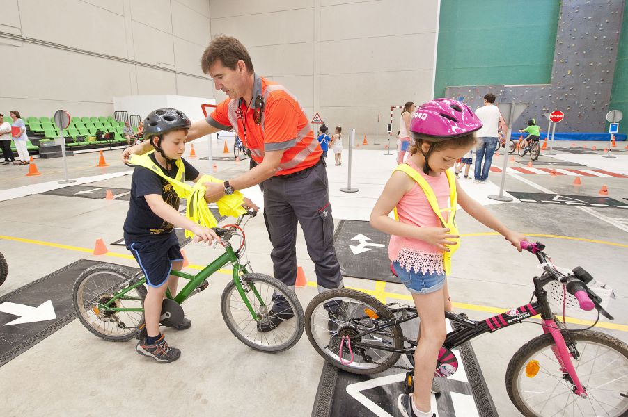 El Gobierno foral promueve una campaña institucional para fomentar la seguridad vial de los y las ciclistas
