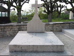 Profanan la tumba del general Charles de Gaulle