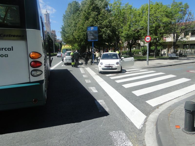 Una herida al chocar una «villavesa» contra dos turismos en Avda Baja Navarra de Pamplona