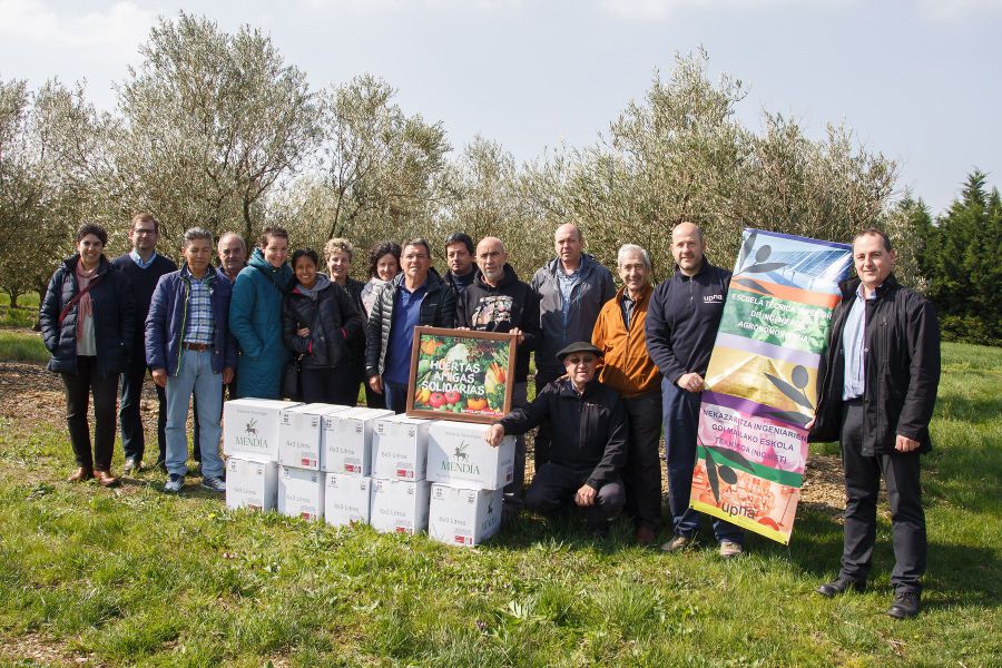 Tres entidades sociales reciben una donación de 180 litros de aceite de oliva de aceitunas cosechadas en la UPNA