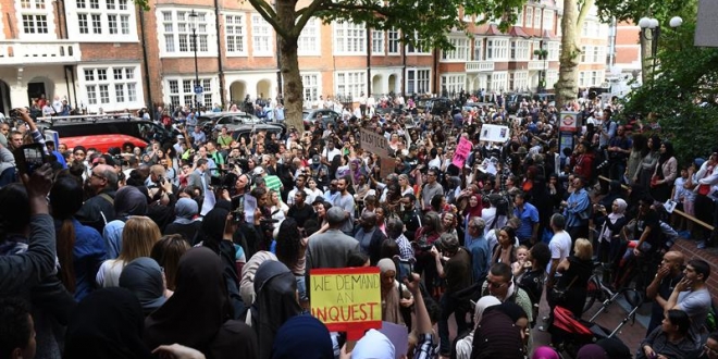 Crecen las protestas tras el incendio de un edificio en el oeste de Londres