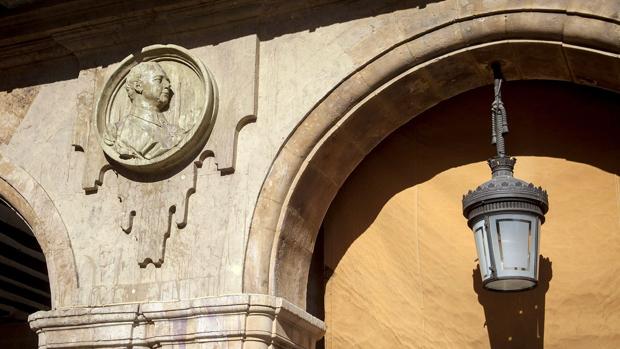 El medallón de Franco en la plaza Mayor de Salamanca ya es historia