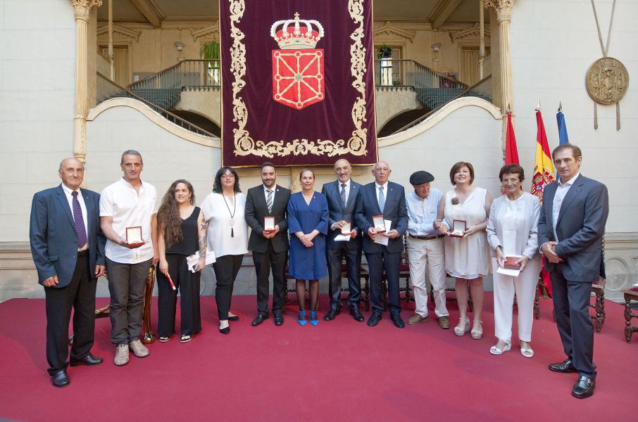 Barkos agradece la generosidad y el compromiso con Navarra de los siete galardonados con la Cruz de Carlos III