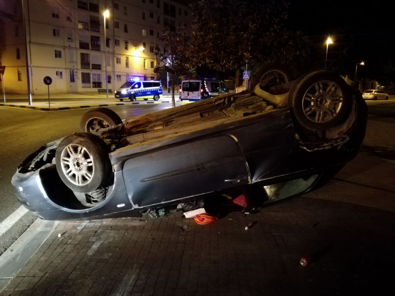 Lesionadas dos chicas de 23 y 24 años al volcar en la calle Blas de Laserna de Pamplona