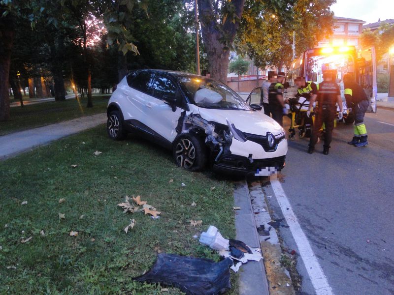 Duplica la tasa de alcoholemia y choca contra vehículos estacionados y un árbol en Pamplona