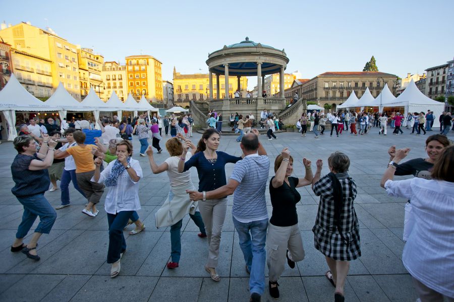 Vuelven los tradicionales bailables a la Plaza del Castillo de Pamplona
