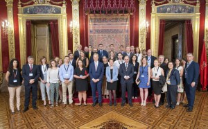 La presidenta Barkos, el embajador Manley y el vicepresidente Ayerdi con las personas participantes en el encuentro comercial y empresarial.