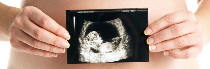 Bebés fascinados por el rostro humano, incluso durante la gestación
