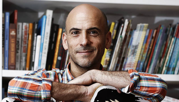 El dibujante César Oroz reivindica el humor como 
