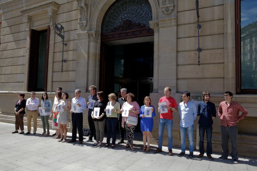 El Parlamento se concentra en memoria de las dos últimas víctimas de la violencia de género