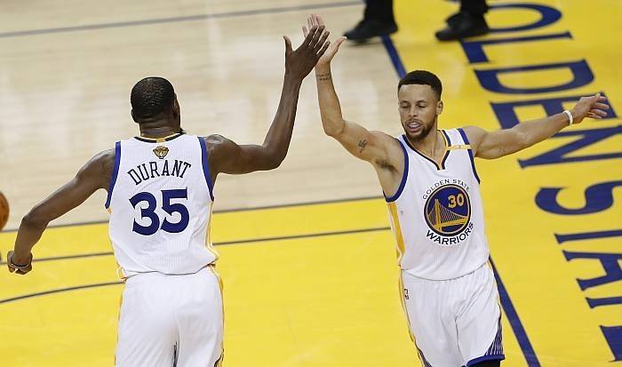 108-100. Curry y Durant celebran la entrega de anillos con una sufrida victoria