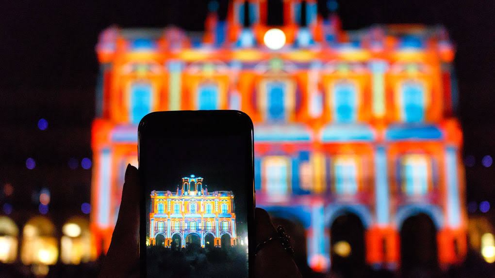 Salamanca brilla con el arte efímero del Festival de Luz y Vanguardias