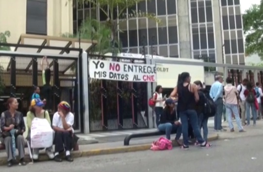 Estudiantes protestan en Caracas por la entrega de sus datos al Poder Electoral