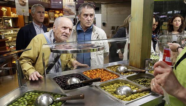 Antonio López y Juan José Aquerreta, de compras en el Mercado del Ensanche