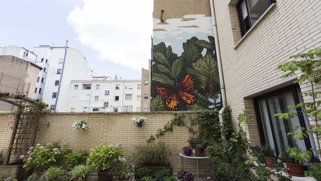 Inaugurados los murales del grafitero Javier Landa en la gran terraza jardín de los Apartamentos Leyre