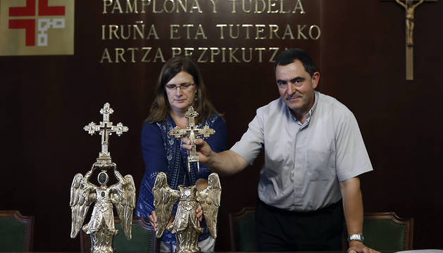 Hallan una cápsula del tiempo del siglo XIX en la restauración del Ángel de Aralar