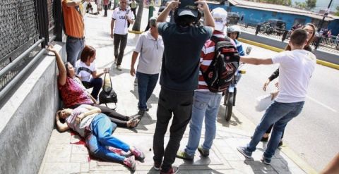 Dos muertos por el ataque de un grupo armado durante la consulta opositora en Caracas