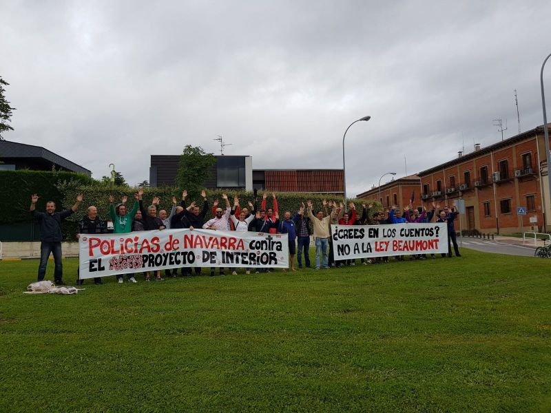 Policía Foral y locales de CCOO, ELA y UGT continúan sus protestas frente a los ayuntamientos contra Ley de Policías