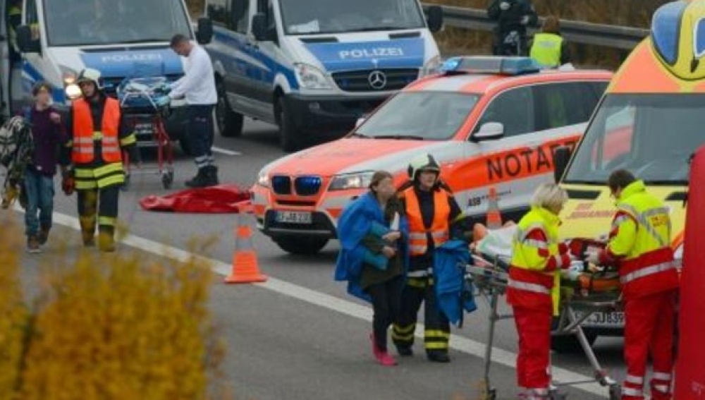 Al menos 17 desaparecidos y 31 heridos tras chocar e incendiarse un autobús en Alemania