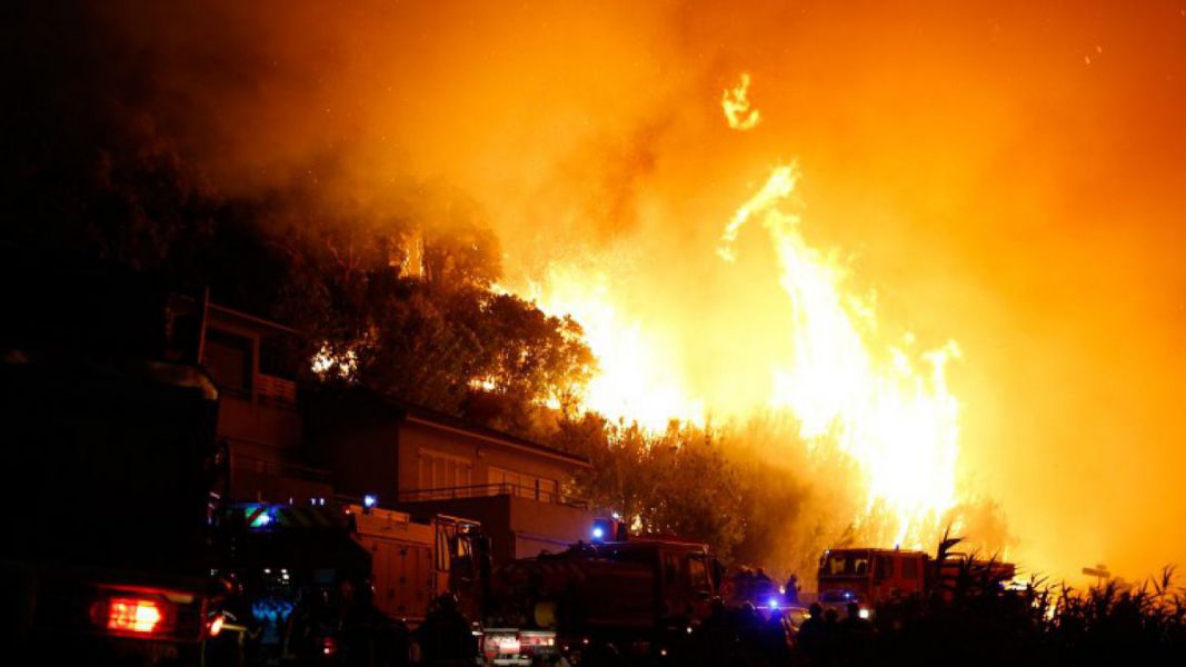 Evacuadas 12.000 personas por un incendio forestal en el sur de Francia