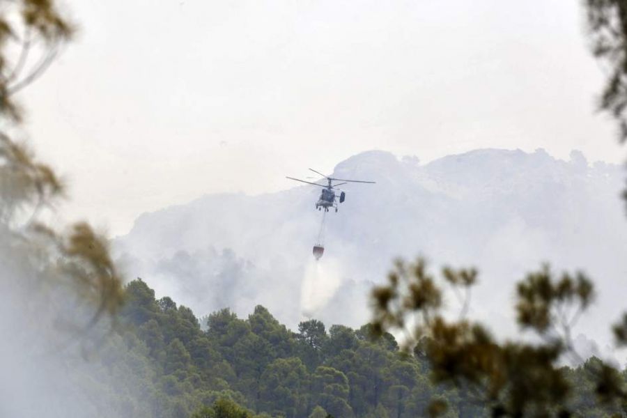Medios aéreos se incorporan a la extinción del fuego de Yeste, que sigue sin control