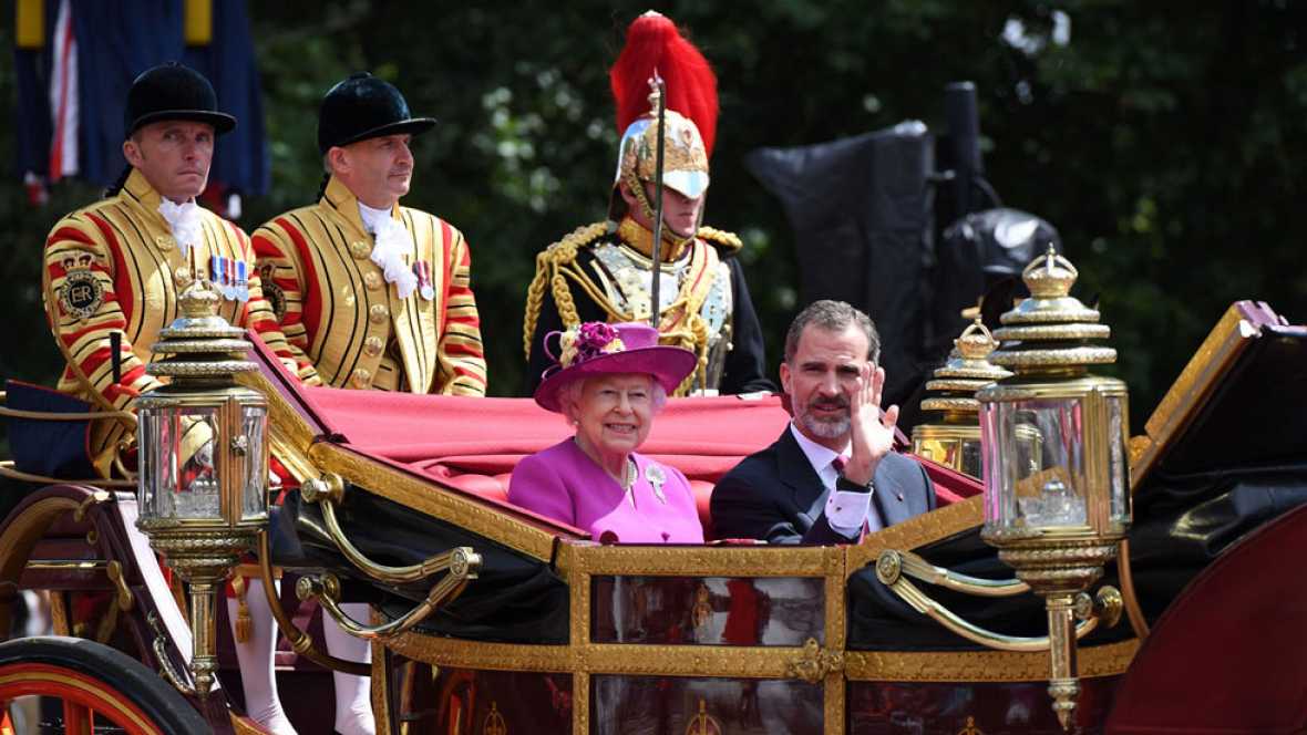 Isabel II recibe a los reyes en su primer día de visita de Estado a Reino Unido