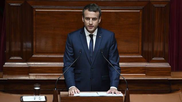 Macron propone reducir un tercio del número de diputados y senadores